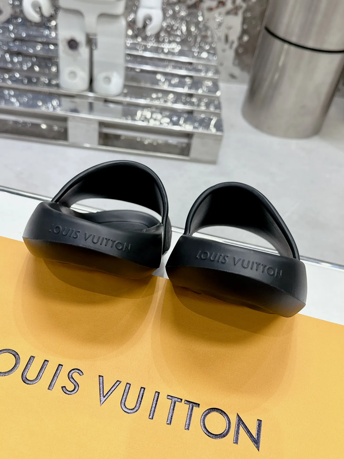 [L Home] P: 300💰 ▪️Shoe size: Women's 35-40 Men's 38-46▪️Packaging: Counter top quality~original packaging 𝟐𝟎𝟐3 New embossed slippers at Louis Vuitton counters, lv monogram embossed slippers, Waterfront sandals are back, the upper buckle is embossed with lv's iconic Monogram pattern. Made of waterproof rubber with a comfortable and resilient insole. The lightweight, flexible outsole is embossed with the Louis Vuitton logo. ▪️Fabric: Original molded rubber foam surface ▪️Technology: embossed logo ▪️Sole: Original molded rubber foam outsole ▪️Sole thickness: 3CM.